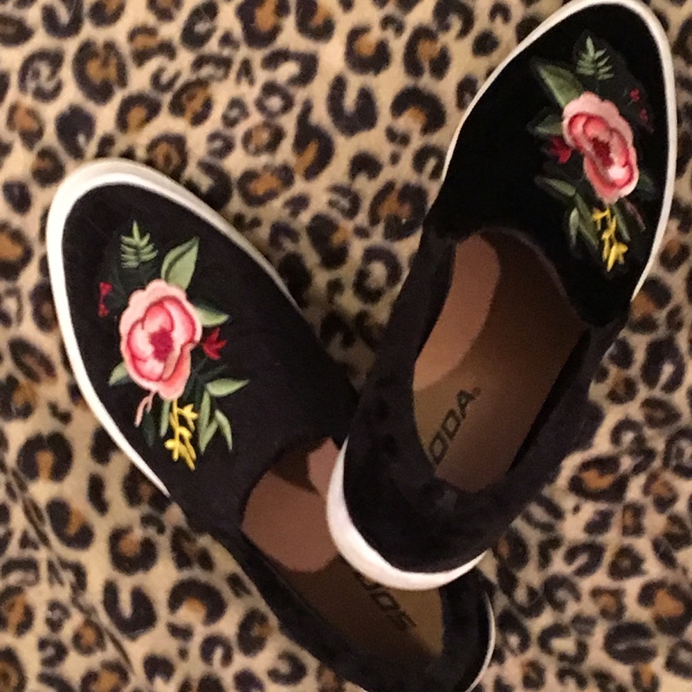 Size 8 Black velvet sneakers w/ flower design.